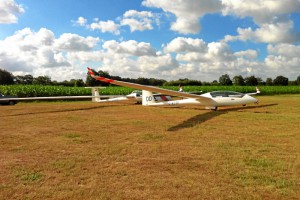 Vor dem Start um zirka 9:00 Uhr. Der DuoDiscus XLT und der Nimbus 3 25.5 M sind so gut wie startklar. Lediglich die Flügelnasen werden noch von Sabine auf Hochglanz poliert.