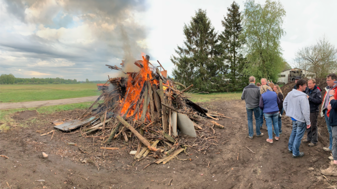 Osterfeuer ein voller Erfolg: Jugendliche luden zum gemeinsamem Osterfeuer ein