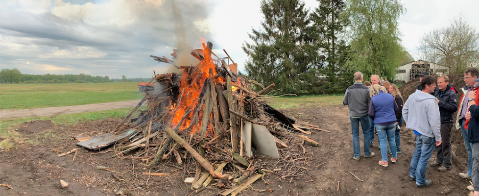 Osterfeuer ein voller Erfolg: Jugendliche luden zum gemeinsamem Osterfeuer ein